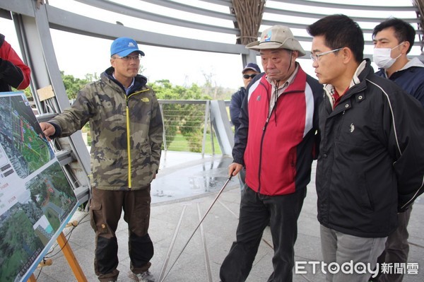 台東縣府積極推動「四維路串連國際地標空間營造」計畫，縣長黃健庭前往視察及聽取工程簡報表示，完成整地及改善工程等相關作業後，將完全改觀過去雜亂的景象，可營造為濱海綠廊，成為台東市新的休憩旅遊景點。（圖／台東縣政府提供）