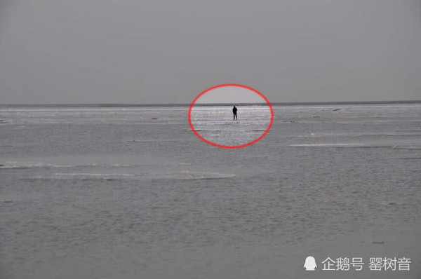 ▲22歲男子看日出踩冰，卻差點飄出海了。（圖／翻攝自陸網，下同）