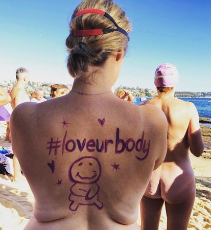 ▲▼1600名「紫色裸男女」現身雪梨港，游泳募得270萬助腦癌患者。（圖／翻攝自臉書／The Sydney Skinny）
