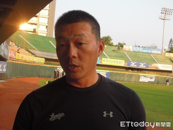 ▲Lamigo桃猿投手教練吳俊良眉心被球打中。（圖／記者陳立勳攝）