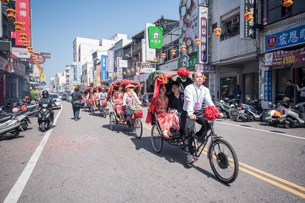 ▲▼大甲媽嫁女兒！大方送99對新人鑽戒禮　港、陸情侶跨海參加。（圖／大甲鎮瀾宮提供）