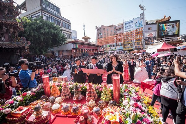 ▲▼大甲媽嫁女兒！大方送99對新人鑽戒禮　港、陸情侶跨海參加。（圖／大甲鎮瀾宮提供）