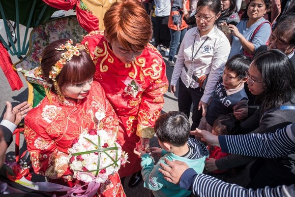 ▲▼大甲媽嫁女兒！大方送99對新人鑽戒禮　港、陸情侶跨海參加。（圖／大甲鎮瀾宮提供）