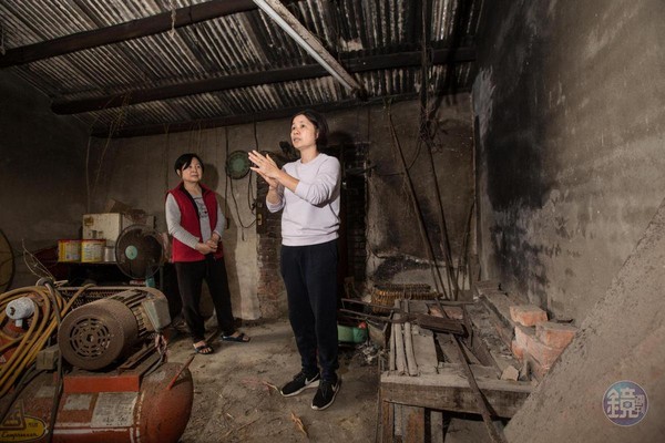 楊昭鑾（右）與嫂嫂陳素卿回到老家廚房，也是當年祖父母與母親製作煎餅現場。