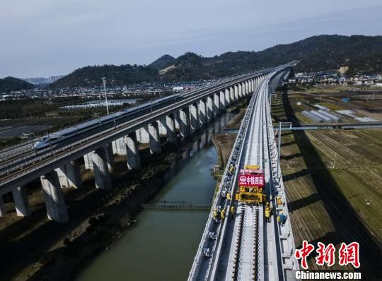 ▲▼杭州至黃山鐵路客運專線軌道全線貫通、杭黃鐵路             。（圖／翻攝自中新網）