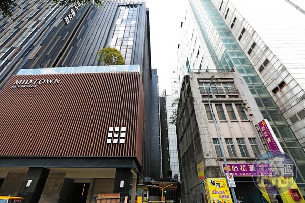 錢櫃KTV中華新館（圖右白色建築）與德立莊旅店（圖左黑色建築）相距只有10公尺。