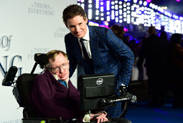 史蒂芬霍金（Stephen Hawking）和艾迪瑞德曼（Eddie Redmayne）。（圖／達志影像）