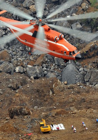 汶川地震吊運挖掘機參加唐家山堰塞湖搶險的米-26重型直升機。（圖／翻攝自大陸網站）