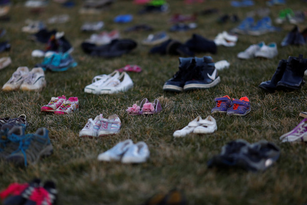 ▲▼ 美國民眾13日呼籲嚴管槍枝，在國會大廈外的草坪留下超過7000雙鞋子，紀念命喪槍下的兒童。（圖／路透社）