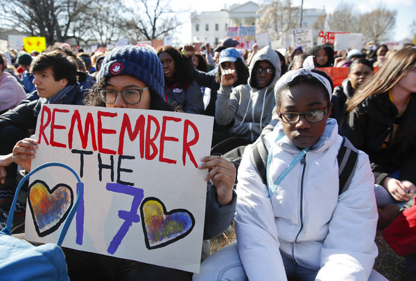 ▲▼全美的學生走上街頭響應「走出教室」（School Walkout）活動，呼籲槍枝管制，紀念佛州槍擊死者，學生聚集在白宮前。（圖／達志影像／美聯社）
