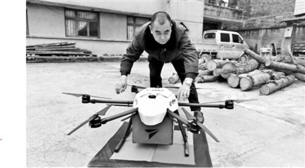 ▲▼郵局工作人員王華在無人機起飛前進行調試。（圖／翻攝自北京青年報）