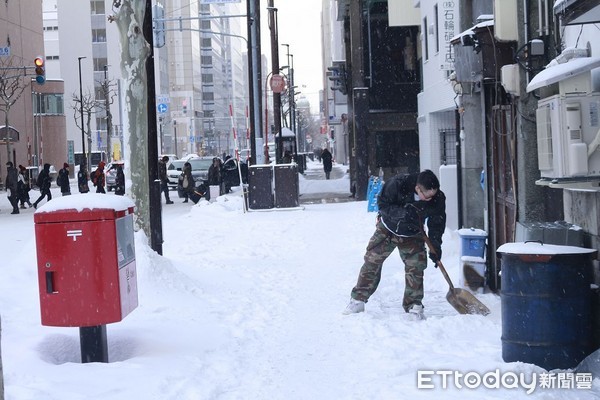 ▲▼北海道札幌下雪，日本路面積雪，日本大雪，路面結冰，日本下雪，路邊積雪，除雪。。（圖／記者蔡玟君攝）