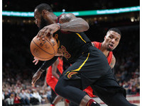 讓騎士板凳席嗨翻，小老弟克拉克森(Jordan Clarkson)賽後更笑稱，「我猜現在走廊上應該有一個屍袋。」