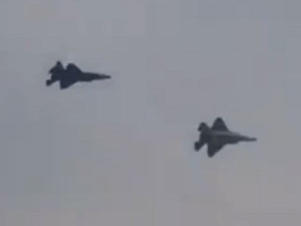 大陸網友3月拍攝到2架殲-31進行試飛。（圖／翻攝自大陸網站）