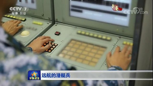 《央視》證實，中國已研製出魚-9魚雷，並投入部隊正式進行演習訓練。報導同時呈現艙內操控魚雷的畫面。（圖／翻攝自央視）
