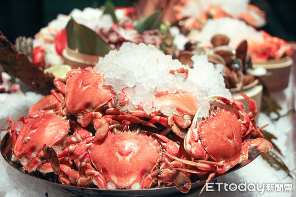 ▲文華Cafe晚間也推Buffet 鮑魚、螃蟹及帶骨肋眼牛排吃到飽。(圖/記者黃士原攝)