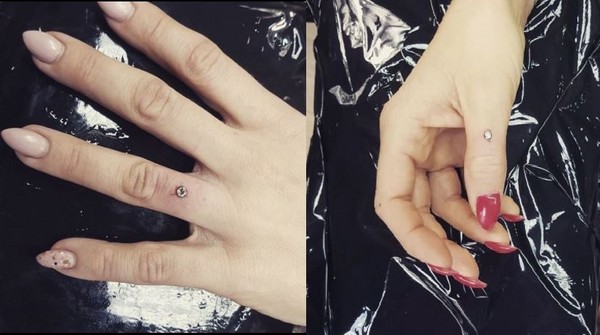 ▲▼ 情侶對戒釘在手指上。（圖／instagram @patrysiekk）