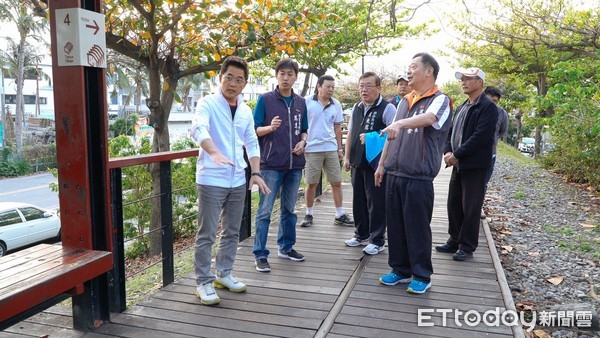 台東市區山海鐵馬道因部份木棧道損壞整修及沿線節點特色廣場闢建，改善全線道路與設施，縣長黃健庭前往視察並聽取簡報，希望能夠打造台東市新景象，推動城市美學共享，營造「國際幸福宜居城市」。（圖／台東縣政府提供）