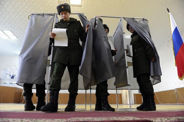 ▲▼俄羅斯總統大選，俄軍士兵在投票所內完成投票。（圖／達志影像／美聯社）
