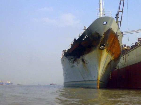 中國將因遭撞引發大火的萬噸級測量船「遠望4號」改為實驗一號，並在2010年被拖到渤海灣作為東風-21D試驗靶船。（圖／翻攝自大陸網站）