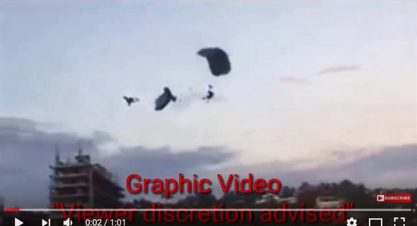 滑翔傘空中相撞！　影片直擊女遊客墜15公尺高喪命。（圖／翻攝自