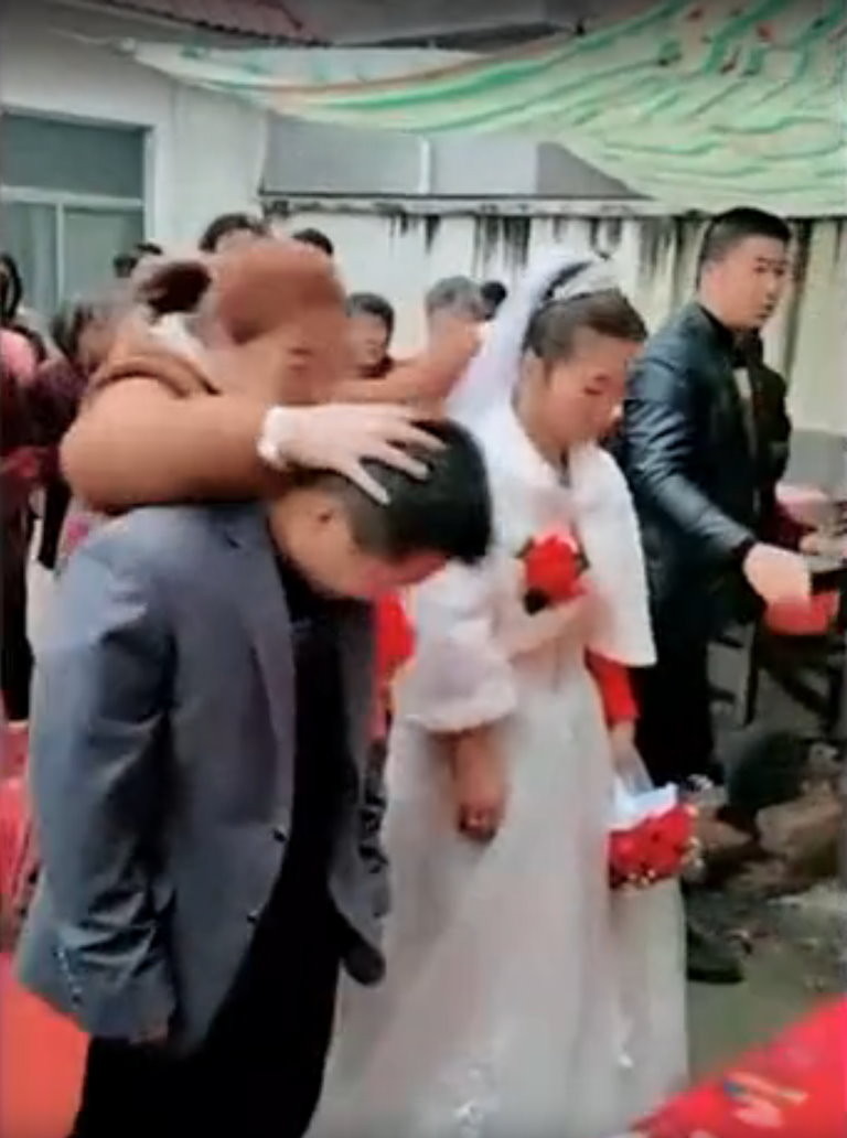 大媽「強壓頭」行禮！新娘丟捧花遮雙眼大哭　新郎傻在一旁。（圖／翻攝《騰訊視頻》）