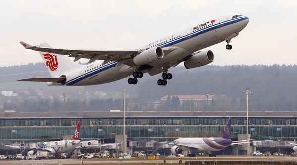 ▲中國國際航空CA103客機在飛往香港途中疑似撞到飛鳥，機頭被撞出大洞。（圖／路透／示意圖，非當事飛機）
