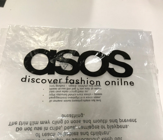 ▲ASOS拼錯單字成「限量版塑膠袋」。（圖／翻攝自ASOS網站、臉書）