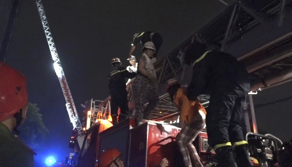 ▲胡志明市一幢住商大樓發生大火，圖為消防人員在現場搶救時的畫面將。(圖／達志影像／美聯社）
