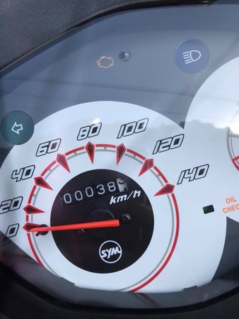▲新車300km要換黑油！見「儀錶板跑385」傻妹秒報到。（圖／翻攝自爆料公社粉絲團）