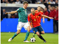 ▲穆勒(Thomas Mueller)左、伊涅斯塔(Andres Iniesta)右。（圖／達志影像／美聯社）