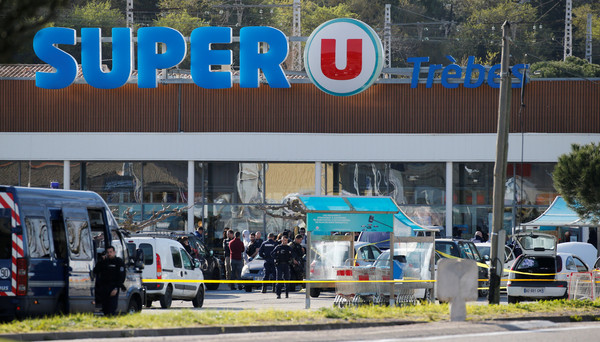 ▲▼ 法國南部城鎮特雷貝（Trèbes）「Super U」連鎖超市發生人質挾持的恐怖攻擊事件，造成3死16傷。（圖／路透社）