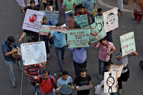 ▲▼印度尼赫魯大學（JNU）教授喬瑞（Atul Johri）被控性騷擾8名女學生，引發超過1000名學生3月23日走上街頭抗議。（圖／路透社）
