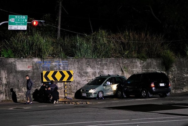 為求場面真實逼真，何潤東自掏腰包找來2部道具車拍攝撞車戲，讓攝影師在鏡頭上充份發揮。（TVBS提供）