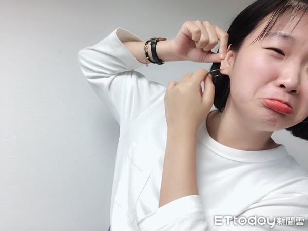 ▲耳環過敏。(圖/記者何冠嫻攝)