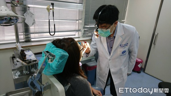 OL吃飯愛講話咬唇!冒出1cm白水泡。(圖/童綜合醫院提供)