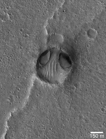 ▲被ASA命名為「外星人克里斯」的隕石坑，神似外星人的臉。（圖／翻攝自NASA官網)