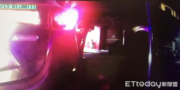 ▲▼永和警盤查竟遭犯嫌衝撞,經攔截果然在車內起出大量凶器。(圖/記者林煒傑翻攝)