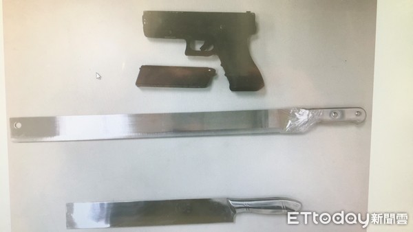 ▲▼永和警盤查竟遭犯嫌衝撞,經攔截果然在車內起出大量凶器。(圖/記者林煒傑翻攝)