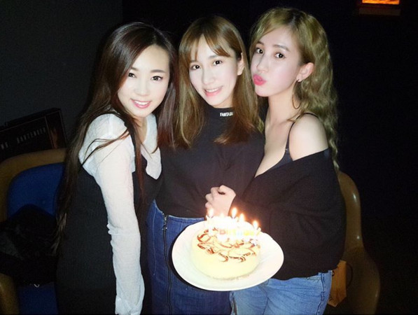 ▲▼張艾亞衣滑落「黑Bra蹦北半球」(圖/翻攝自Apple IG)