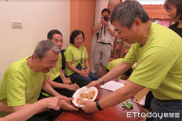 ▲失智者當店員全台首創 「Young咖啡坊」4/14正式開幕。(圖/台灣失智症協會提供)