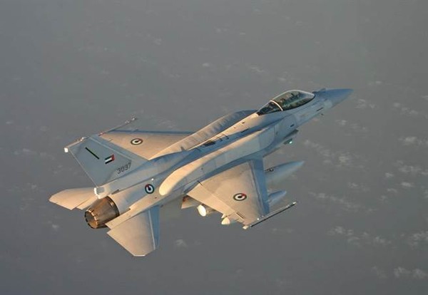 阿拉伯聯合大公國的F-16是block60型，也稱為F-16E，為最先進的一代。該機配置固定式的光學/熱顯儀、紅外線預警系統。(圖／翻攝自阿聯空軍) 