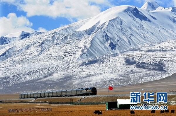 ▲▼西藏那曲縣境內的青藏鐵路             。（圖／翻攝自新華網）