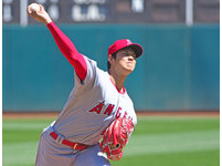 大谷翔平先發登板的處女秀，首局就飆出2K三上三下，且也對第3棒的歐森（Matt Olson）飆出一顆100英里火球。