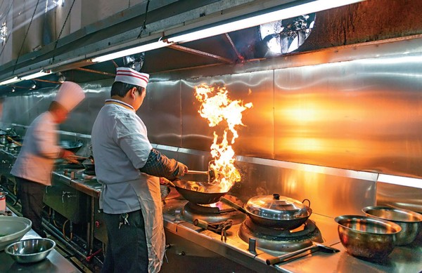 ▲大火快炒的聲音是廚師的聽力殺手。(圖/新自然主義提供)