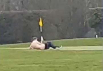 ▲▼ 英國男子在高爾夫球場對著高夫球洞做愛。(圖/翻攝自Youtube 807 News視頻