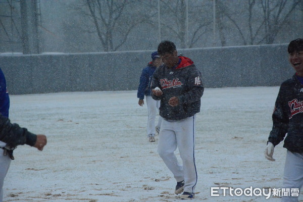 ▲北京4月雪，嘉南藥理大學棒球隊雪中贏球。（圖／記者劉峻誠攝）