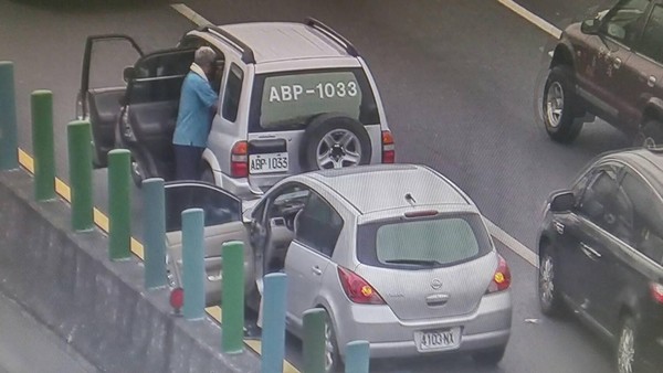 ▲▼ 清明連假國道路況,7日下午國5北向30.5公里2小客車追撞事故,回堵2公里。(圖/高公局提供)