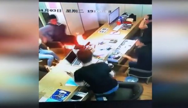 ▲iPhone突然爆炸,所有人都緊急避開。(圖/翻攝自梨視頻)