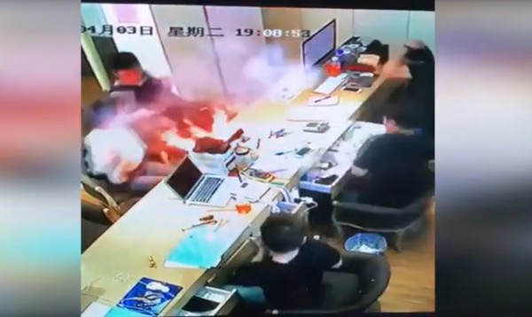 ▲iPhone突然爆炸,所有人都緊急避開。(圖/翻攝自梨視頻)